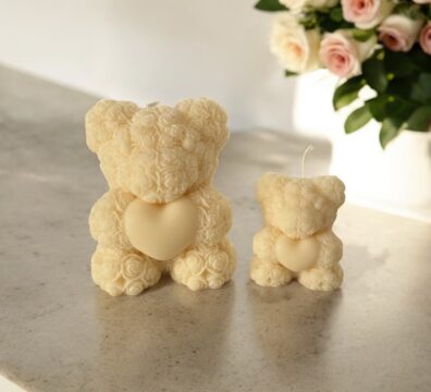 "Svijeća medvjedića RoseBear, ukrašena nježnim ružama, dostupna u dvije veličine.