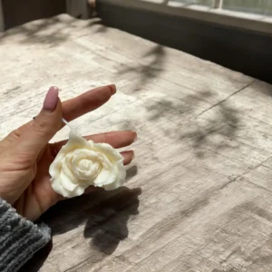 Ručno rađena svijeća ROSE HEART, izrađena u Hrvatskoj, elegantnog srcastog dizajna, inspirirana ružom, vrhunske kvalitete.