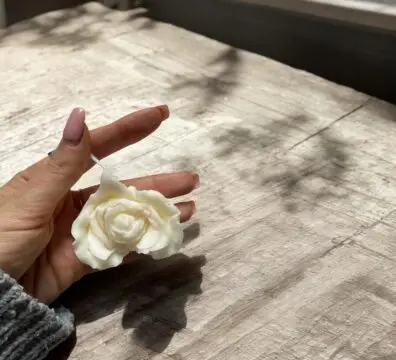Ručno rađena svijeća ROSE HEART, izrađena u Hrvatskoj, elegantnog srcastog dizajna, inspirirana ružom, vrhunske kvalitete.